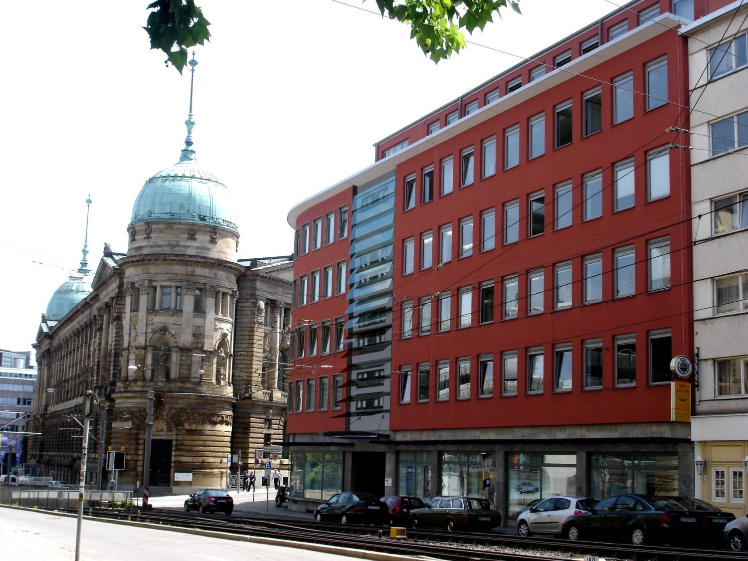 3D-Architektur-Visualisierung mit anschließender Fotomontage der Süd-Ost Ansicht vom Umbau Fassade (hier Variante aus Glas-Lamellen) am Bürogebäudes der Berufsgenossenschaft-Energie-Textil-Elektro-Medienerzeugnisse in Stuttgart. Visualisierung erstellt für Architekturbüro Thomas Rudolf aus 72622 Nürtingen (Jahr 2008)