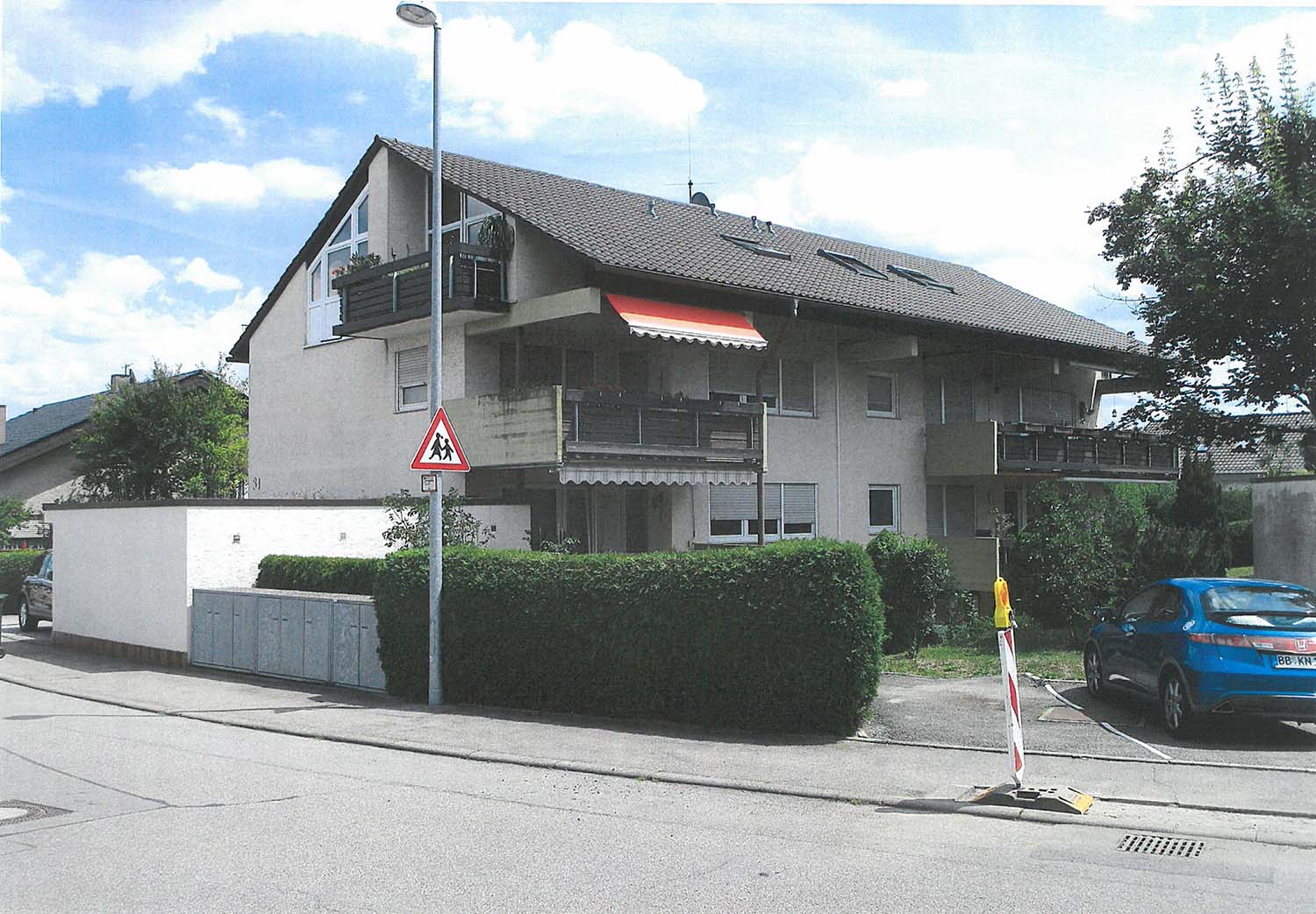 Vorher-Nachher Architekturvisualisierung mit Integration in die Bestandsbilder einer Fassadensanierung eines Mehrfamilienhauses, Königsbergerstraße, Ehningen für Architektur + Planen S C H E D L  GmbH (Jahr 2017). Hier die Nachher-Variante.
